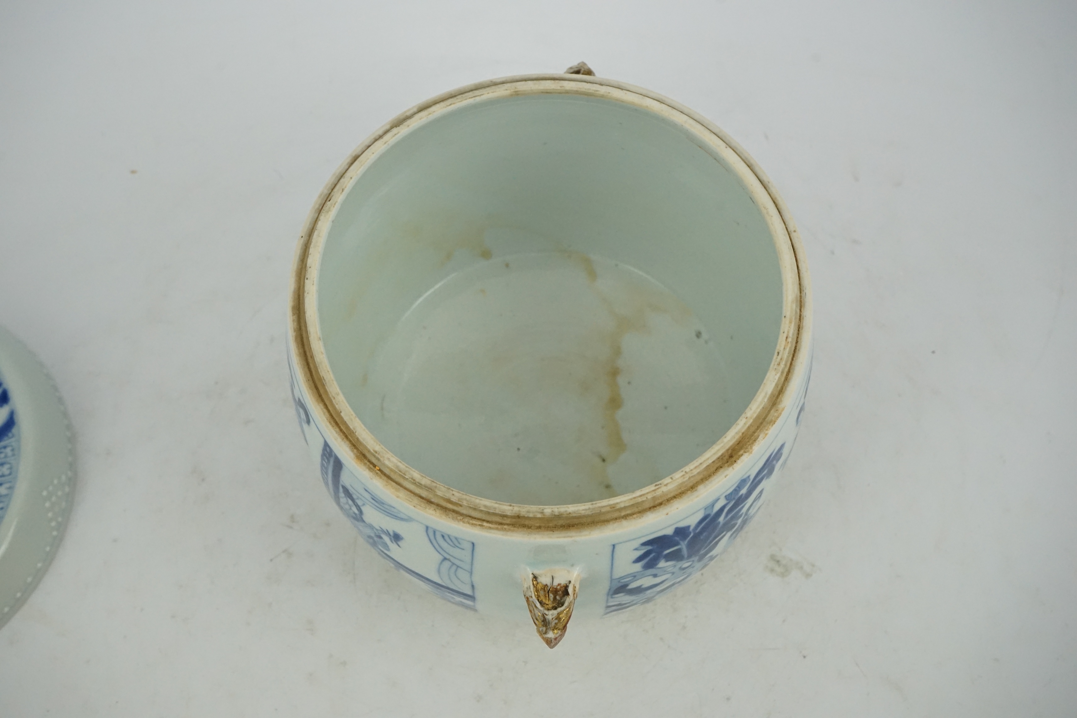 A Chinese blue and white 'Four Beauties' drum-shaped jar and cover, Kangxi period (1662-1722)
